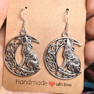 🌙🐺 Silver-Tone Wolf & Moon Earrings – $5